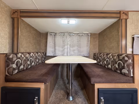 Coachmen Apex Nano 193BHS 2015 - Dinette