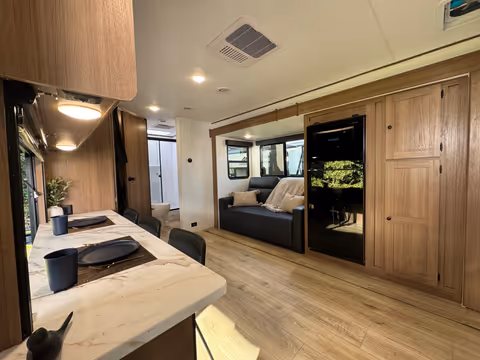 Details de la Coachmen Apex Ultra-Lite 239BARV 2027