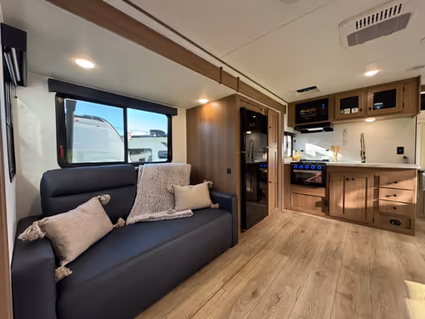 Coachmen Apex Ultra-Lite 239BARV 2027 - Salon