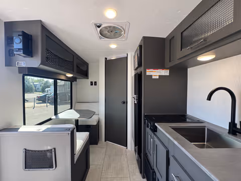 Details de la Coachmen Remote 12.1R 2027