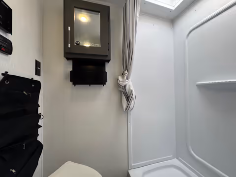 Coachmen Remote 12.1R 2027 - Salle de bain