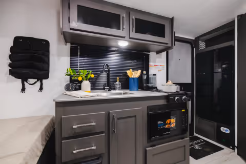 Details de la Coachmen Remote 14R 2027