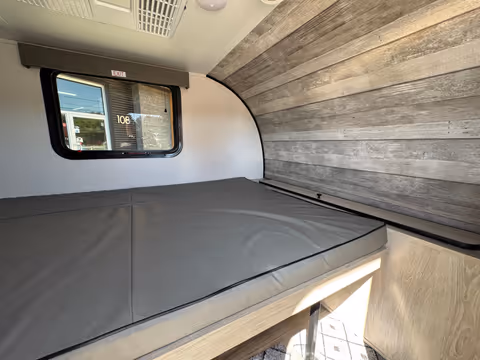 Details de la Riverside Retro 2023