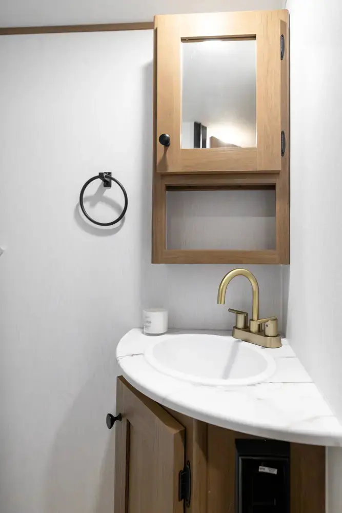 Coachmen Apex Nano 183BH 2026 — cuisine / rangements (photo 8)