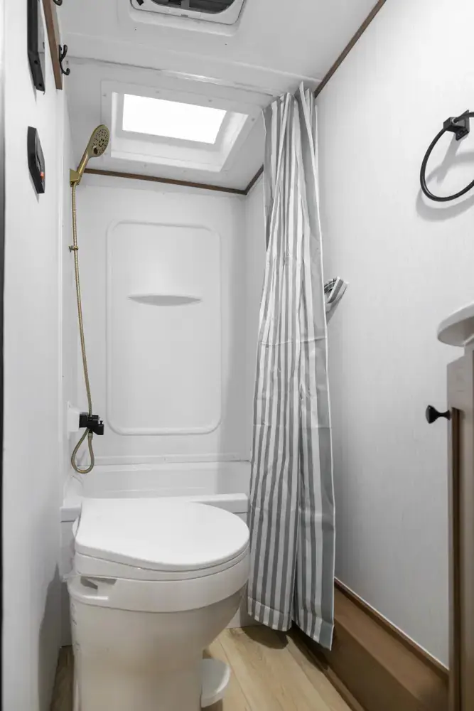 Coachmen Apex Nano 183BH 2026 — zone lits superposés (photo 9)