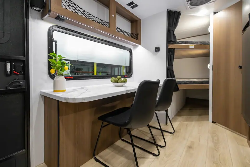 Coachmen Apex Nano 183BH 2026 — aire de vie et dinette (photo 6)