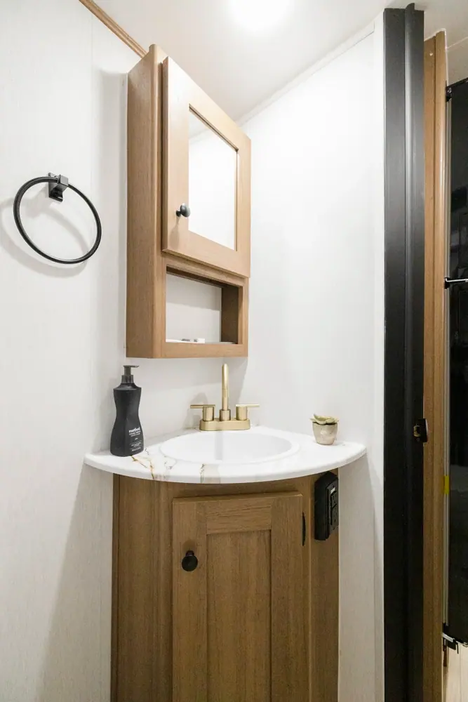 Coachmen Apex Nano 186BH 2026 — dinette / circulation (photo 6)