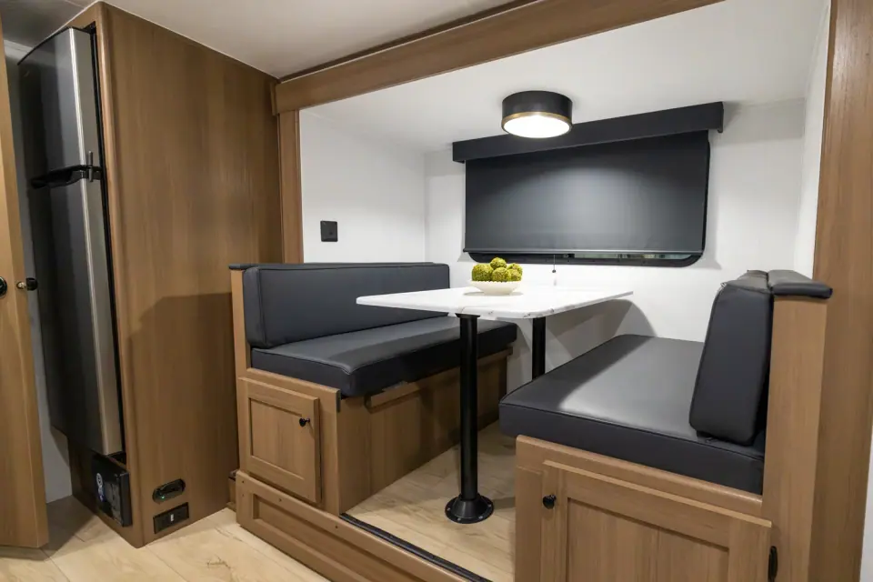 Apex Nano 190RBS 2026 — dinette sur slide-out (intérieur)