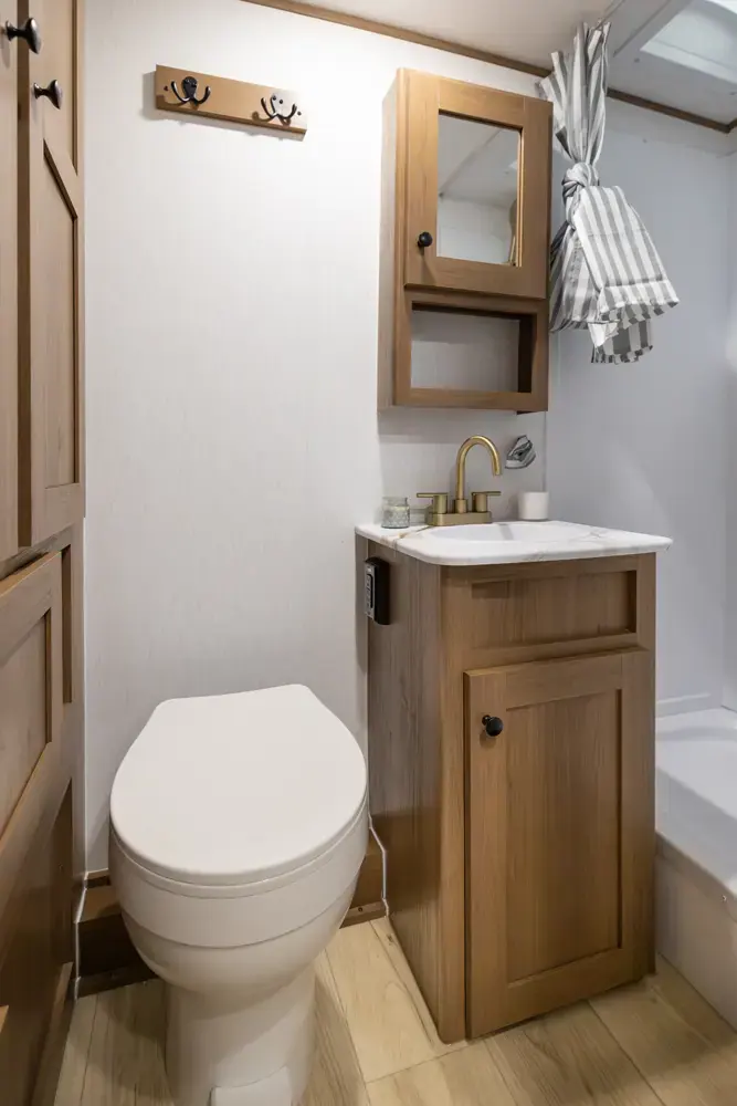 Apex Nano 190RBS 2026 — salle de bain (lavabo et toilette)