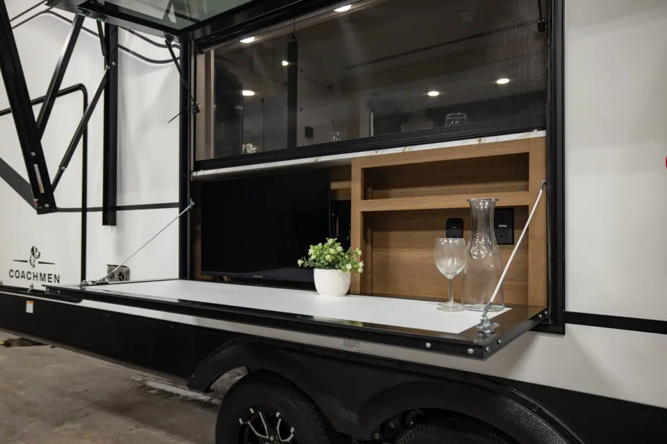 Apex Ultra-Lite 242BARV 2026 - Photo officielle (galerie 4)