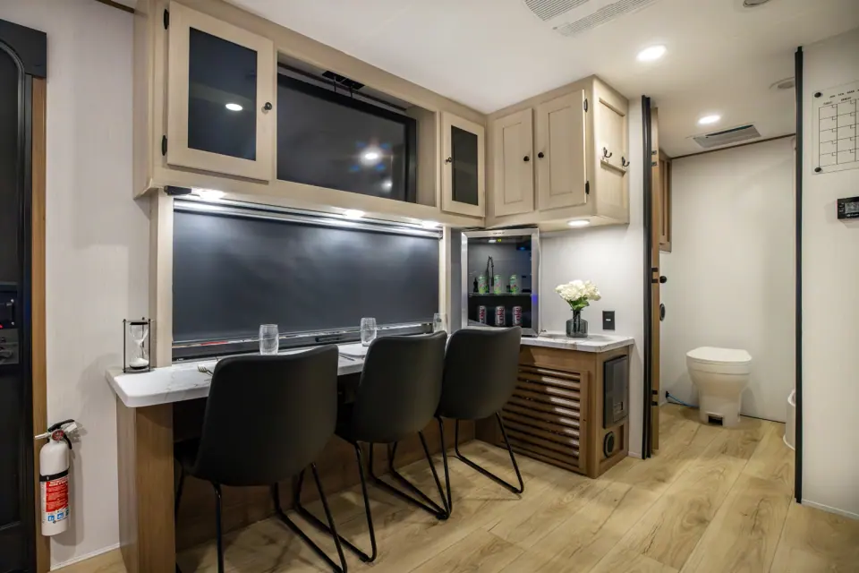 Apex Ultra-Lite 242BARV 2026 - Photo officielle (galerie 9)