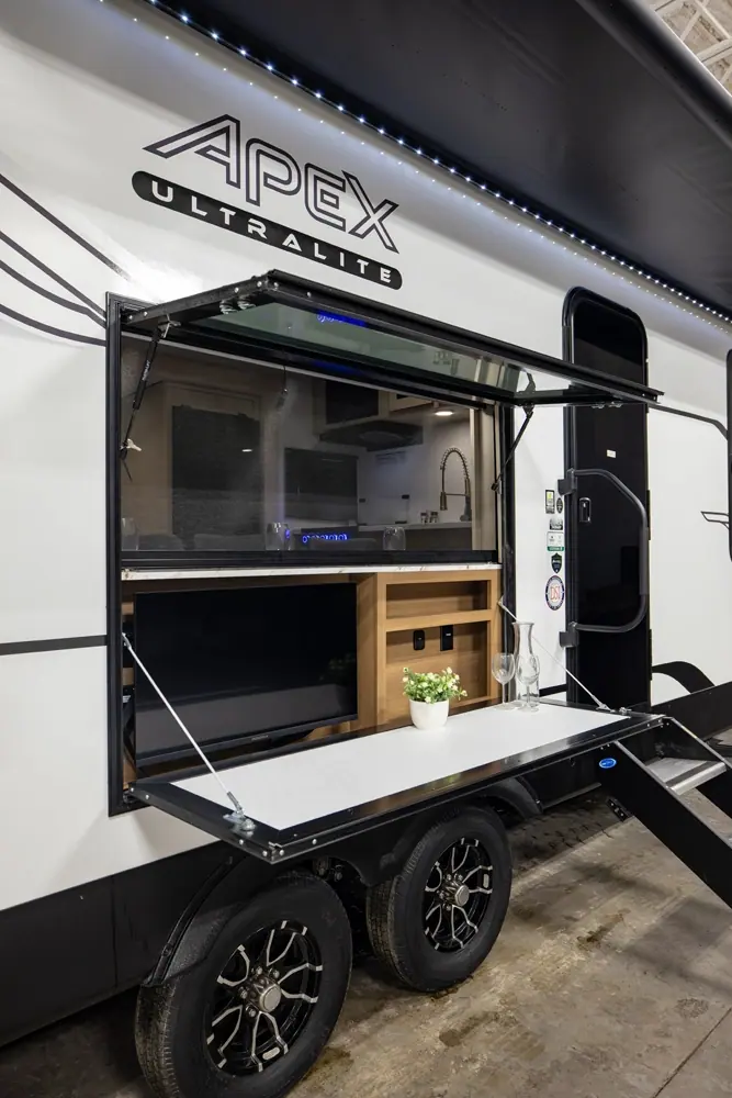Apex Ultra-Lite 242BARV 2026 - Photo officielle (galerie 7)