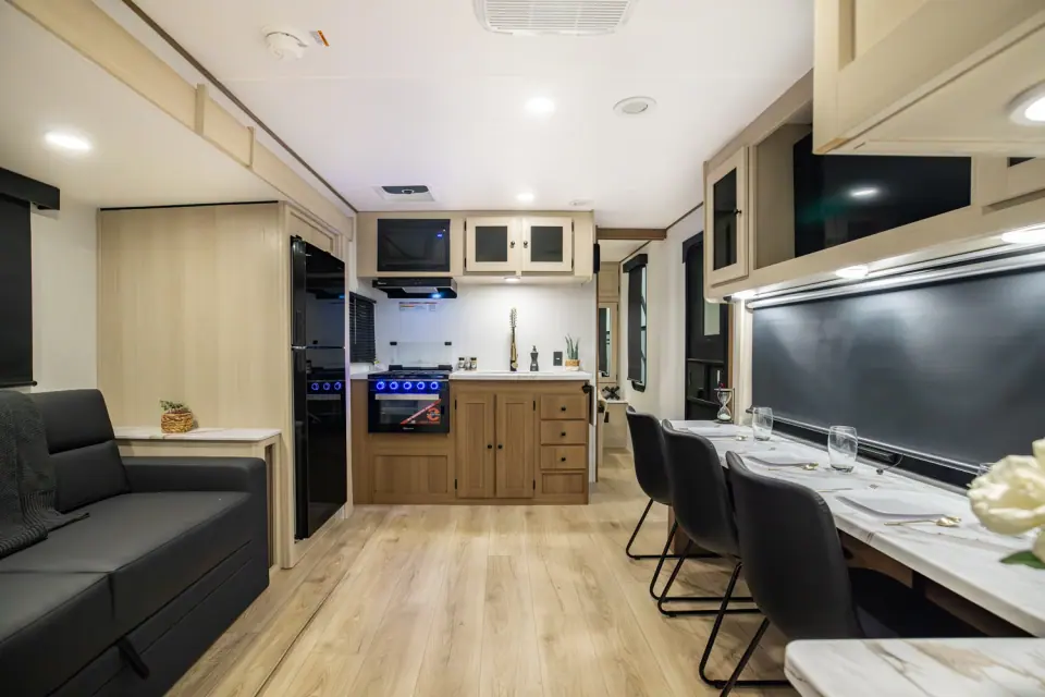 Apex Ultra-Lite 242BARV 2026 - Photo officielle (galerie 11)