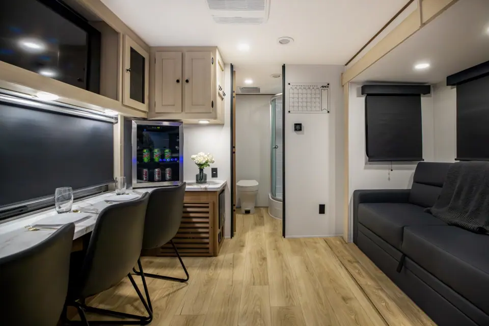 Apex Ultra-Lite 242BARV 2026 - Photo officielle (galerie 8)