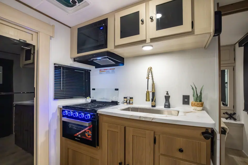 Apex Ultra-Lite 242BARV 2026 - Photo officielle (galerie 16)