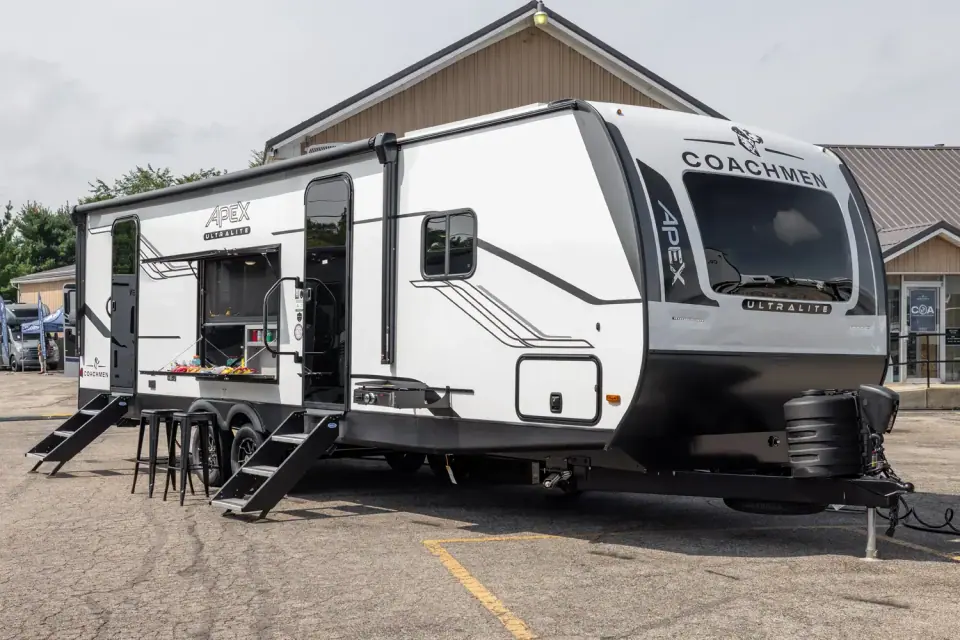 Apex Ultra-Lite 246BARV 2026 - Photo officielle (galerie 1)