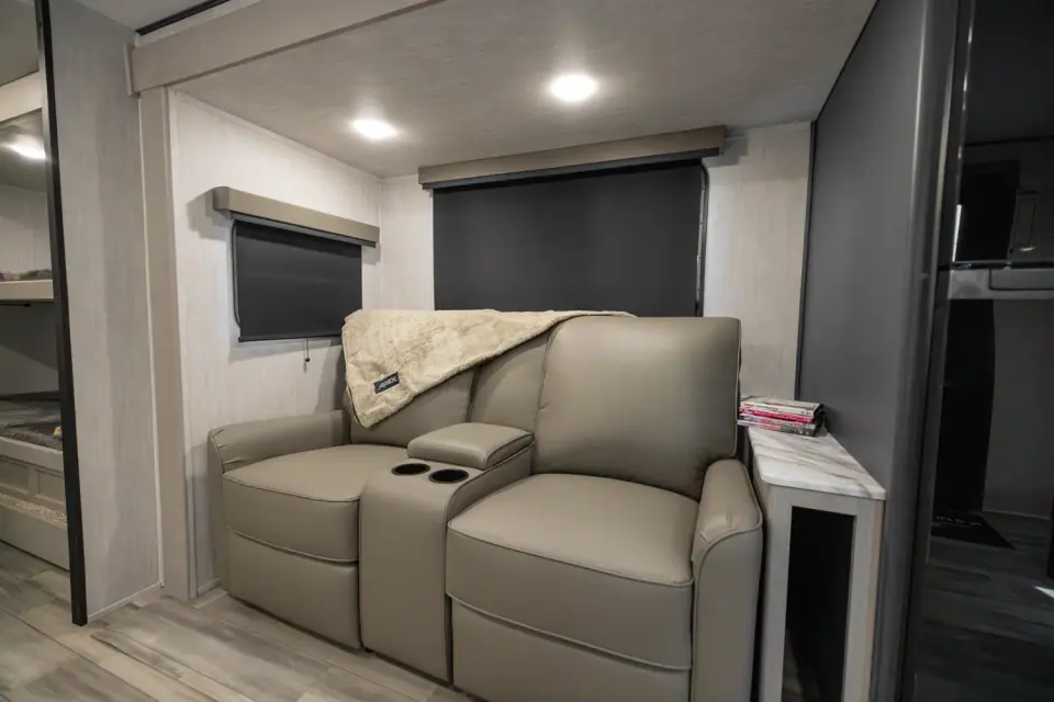 Apex Ultra-Lite 246BARV 2026 - Photo officielle (galerie 6)