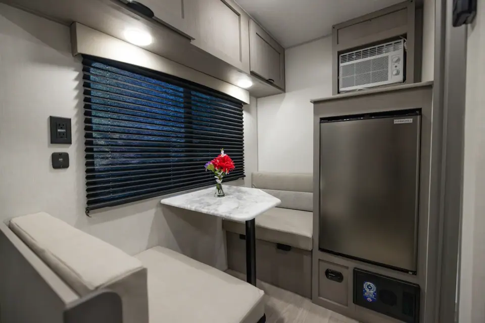 Viking 12RD 2026 — dinette et réfrigérateur