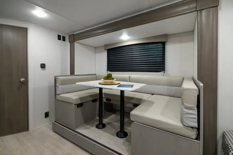 Viking 18DBS 2026 � dinette en U agrandie par le slide-out