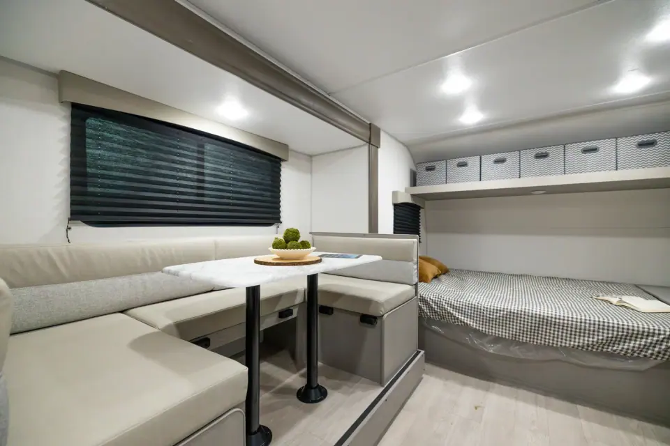 Viking 18DBS 2026 � vue arri�re vers l�avant du salon