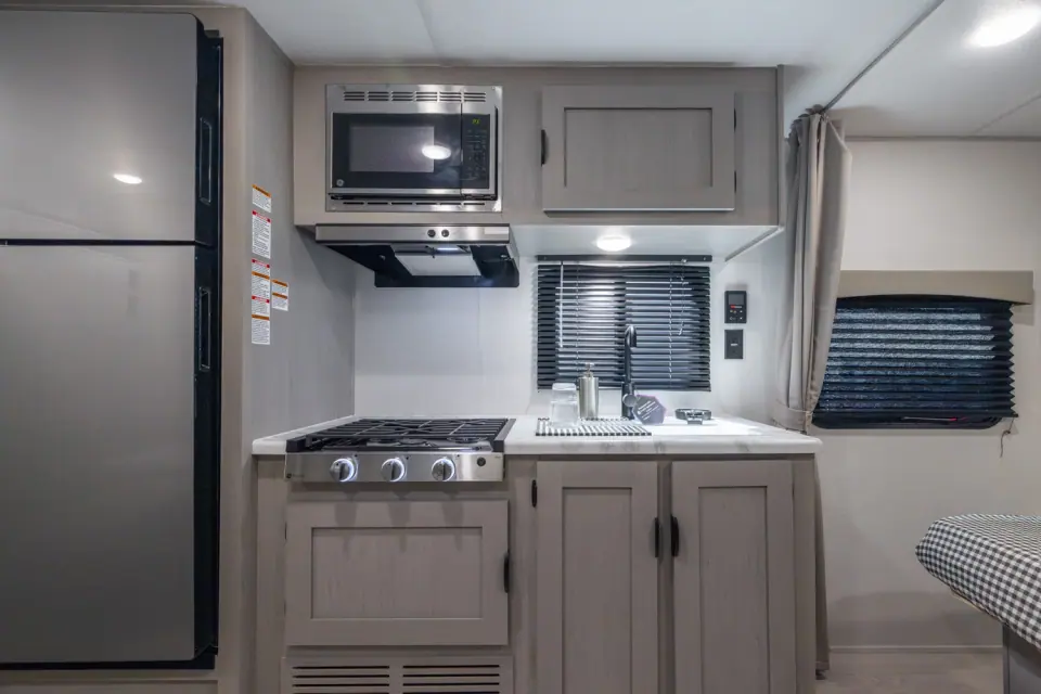 Viking 25QBH 2026 — cuisine GE avec micro-ondes inox et comptoir