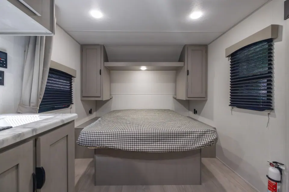 Viking 25QBH 2026 — vue arrière vers lit queen et garde-manger