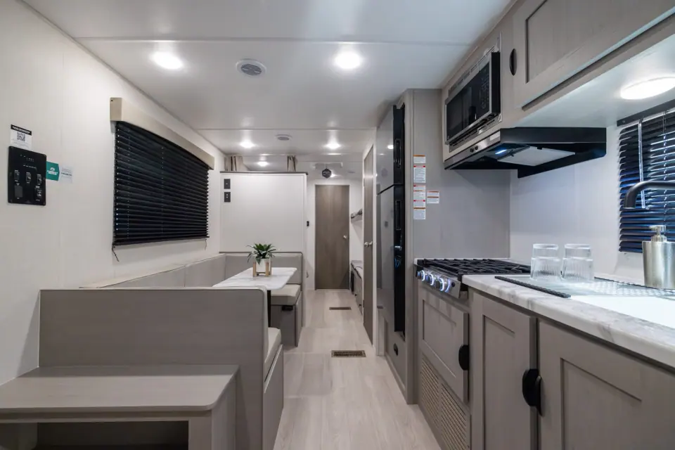 Viking 25QBH 2026 — salon et cuisine vus de l’avant vers l’arrière