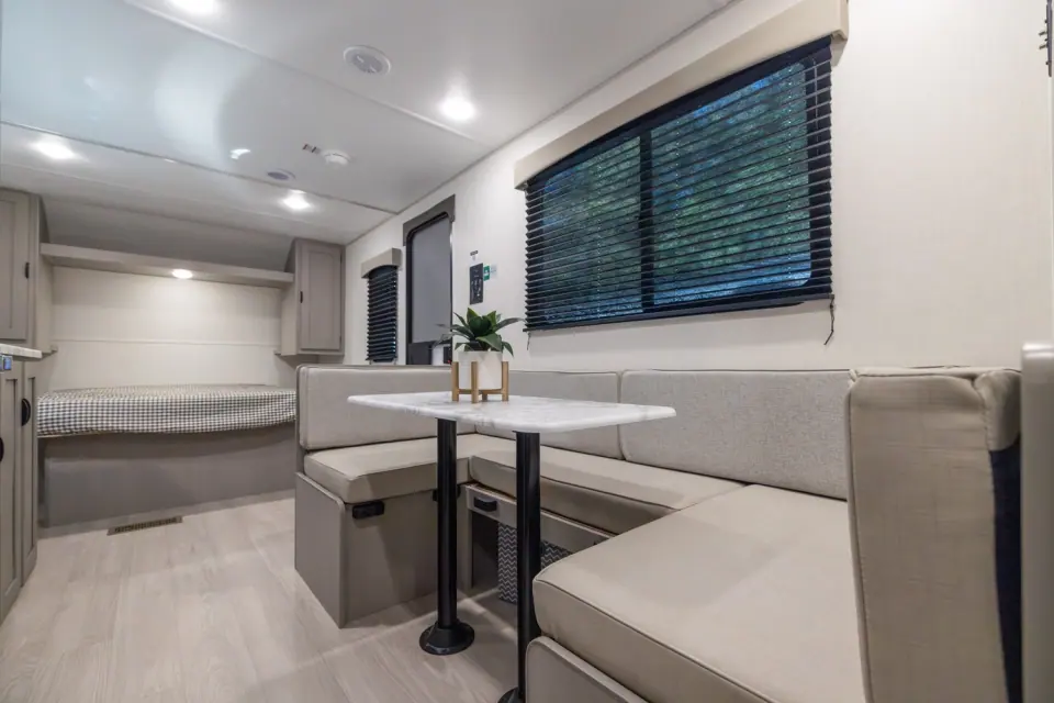 Viking 25QBH 2026 — dinette en U à côté du slide