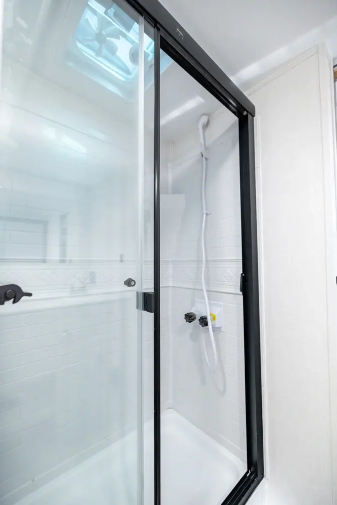 Viking 25RB 2026 — salle de bain arrière, douche et mobilier