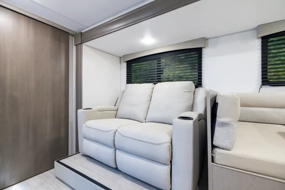 Viking 25RB 2026 — salon et sofa