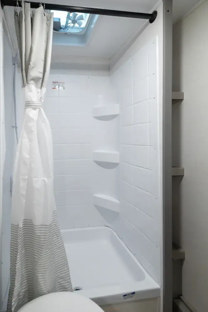 Viking 262DBS 2026 — chambre principale, lit et rangements