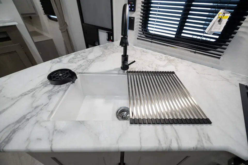 Viking 262DBS 2026 — détail évier: drying rack, robinet et surface