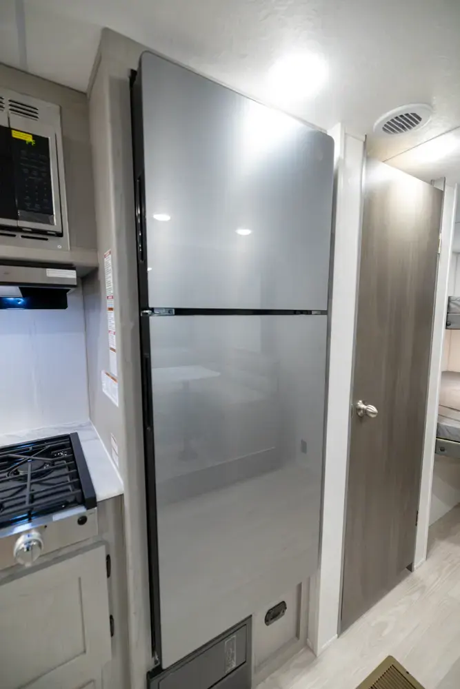 Viking 262DBS 2026 — cuisine avec frigo, cooktop et micro-ondes