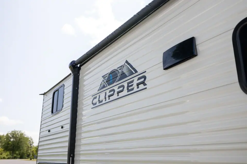 Viking 262DBS 2026 — vue d’ensemble aire de vie et dinette