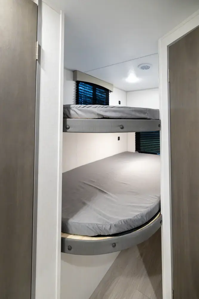 Viking 262DBS 2026 — lits superposés (bunks) et fenêtre