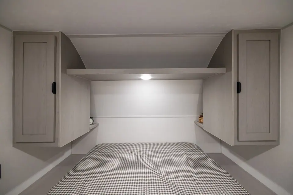 Viking 26BH 2026 — lit queen avec étagères avant