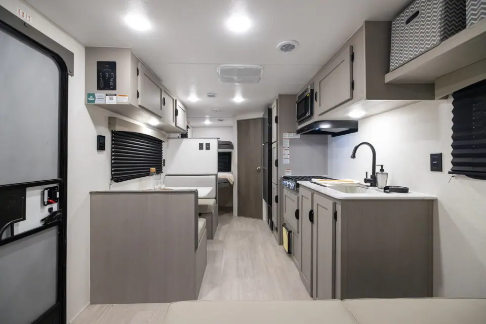 Viking 26BH 2026 — vue salon et cuisine du plancher avant vers l’arrière