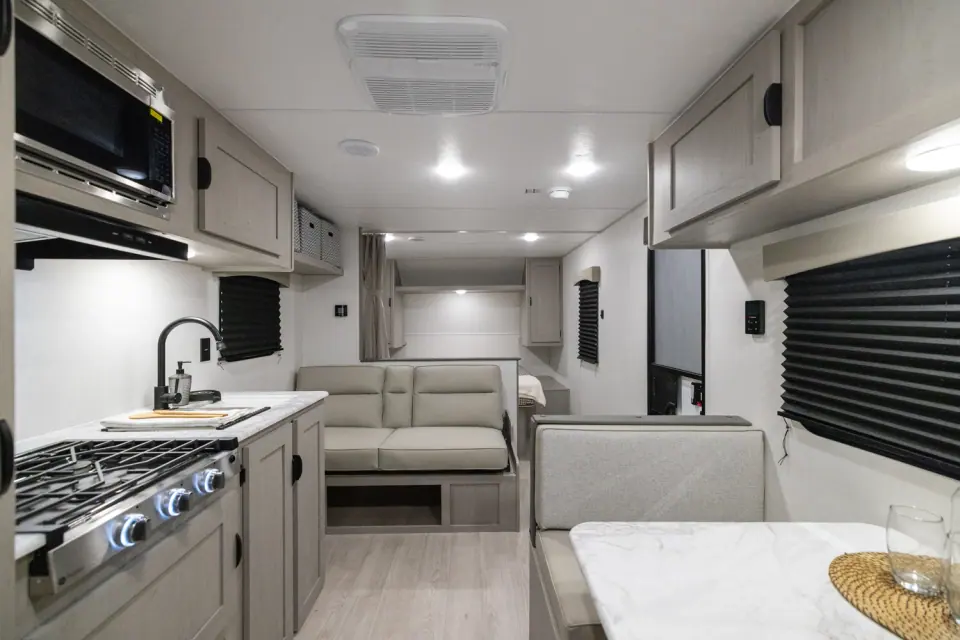 Viking 26BH 2026 — perspective arrière vers lit queen