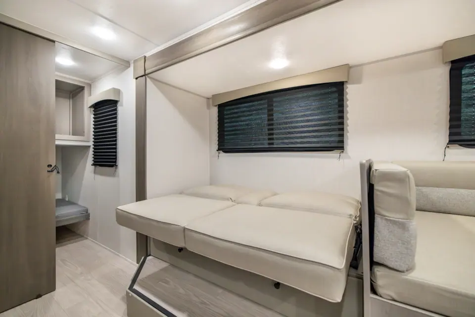 Viking 282DORM 2026 — sofa en position couchage