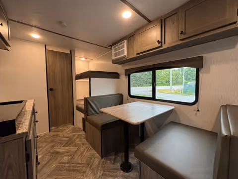 Sunset Park SunLite 19BH 2024 - Dinette
