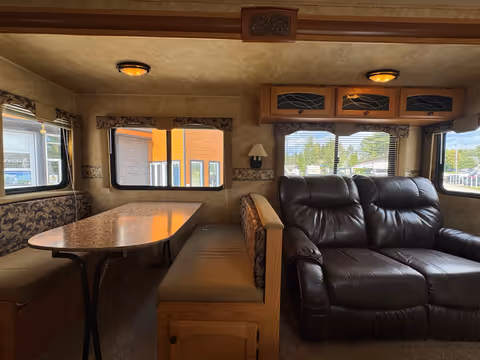 Hearland North Country 30BHS 2011 - Dinette